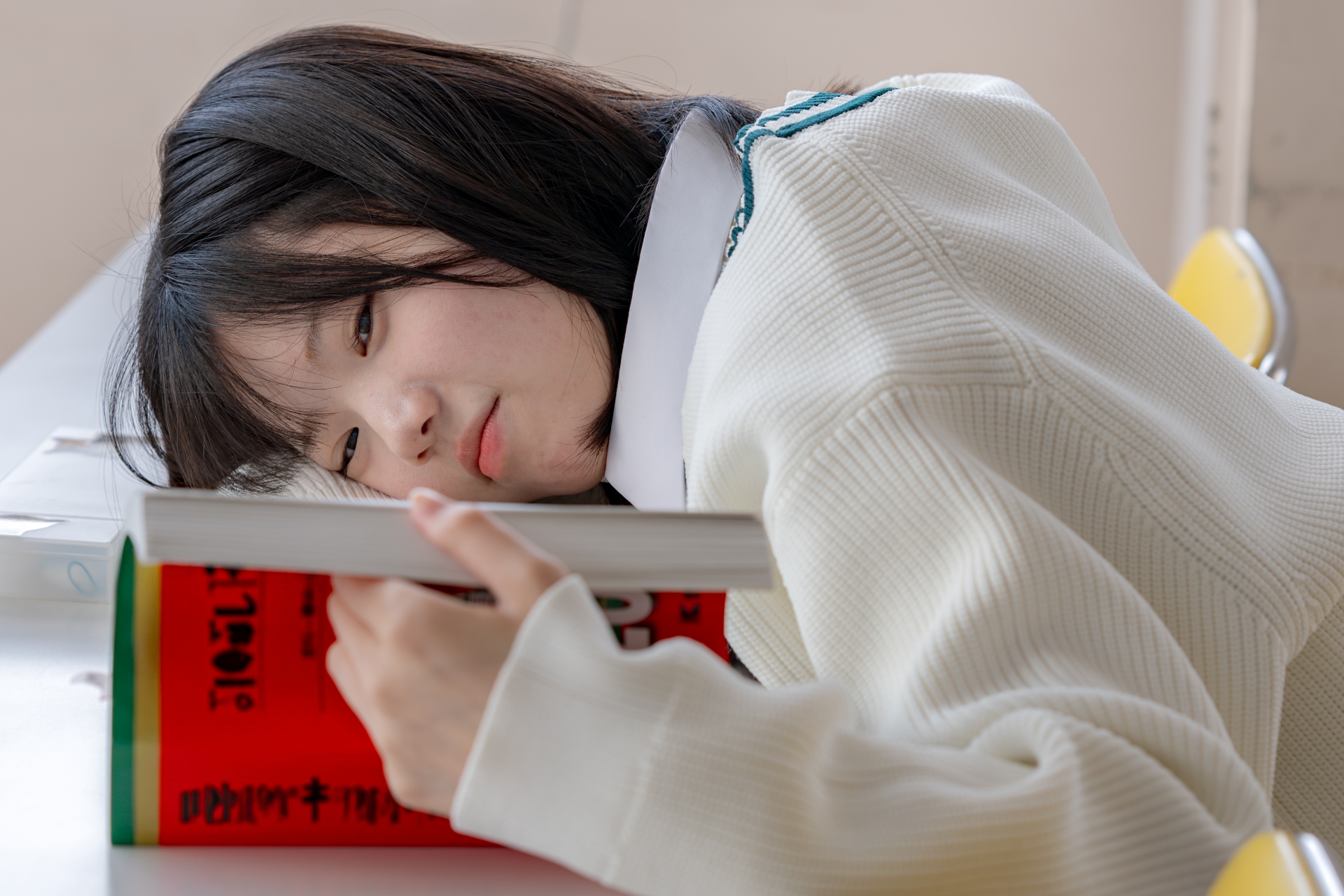 雨の日に自宅でストレッチをして体調管理する女性