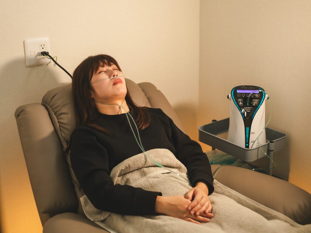 美容目的で水素吸入をする女性