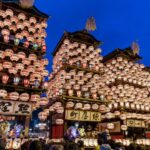 犬山祭りの夜、提灯に照らされた幻想的な車山（やま）の巡行風景