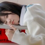 雨の日に自宅でストレッチをして体調管理する女性