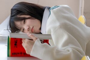 雨の日に自宅でストレッチをして体調管理する女性