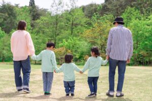 お父さん、お母さん、子どもが手をつないで歩く温かい後ろ姿
