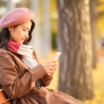 寒い冬の待ち合わせ、猫背や巻肩になる事が増えます。