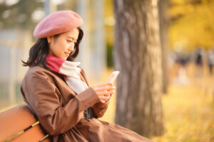 寒い冬の待ち合わせ、猫背や巻肩になる事が増えます。