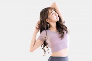 代謝改善のストレッチをする女性