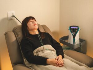 美容目的で水素吸入をする女性