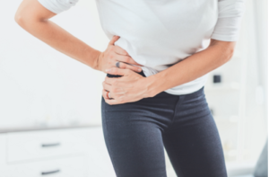 続く股関節の違和感や痛みで悩む女性