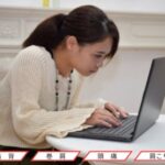 猫背でデスクワークをする３０代女性