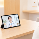 タブレットを通じて女性医師に相談するオンライン診療の画像
